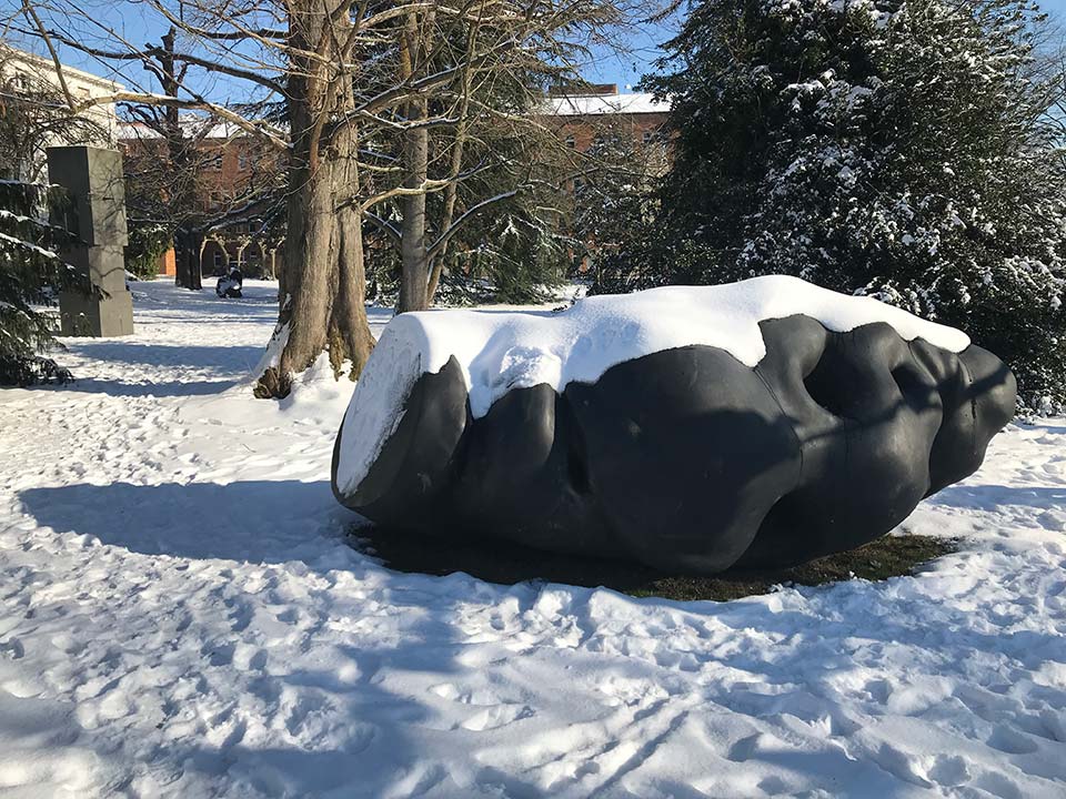 Winterimpression der Skulpturensammlung Viersen - Gereon Krebber, im Hintergrund Erwin Heerich und Wang Du