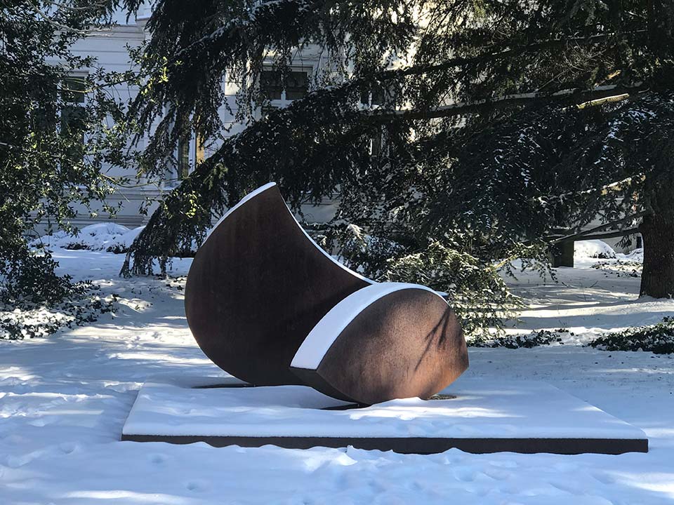 Winterimpression der Skulpturensammlung Viersen - Wolfgang Nestler, im Hintergrund die Städtische Galerie im Park