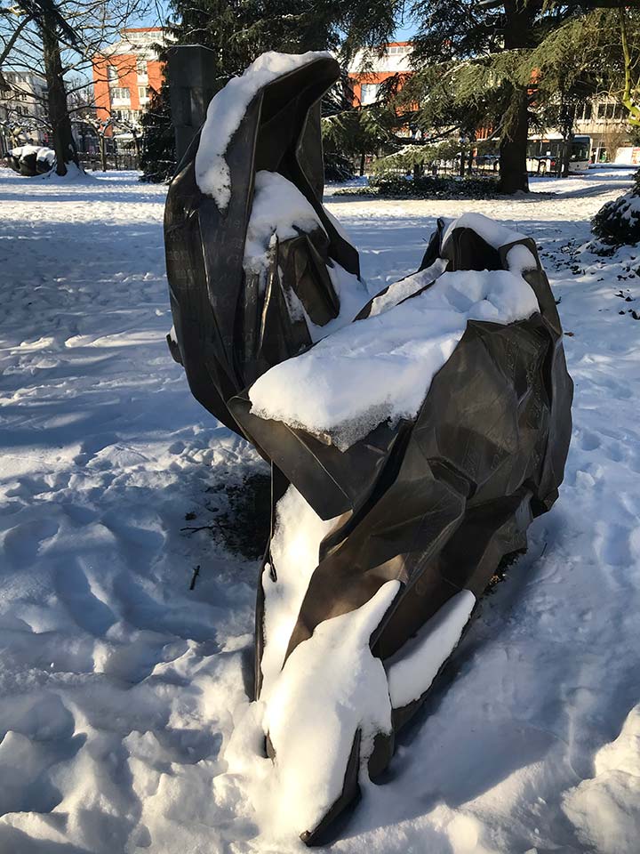 Winterimpression der Skulpturensammlung Viersen - Wang Du, im Hintergrund Wang Du