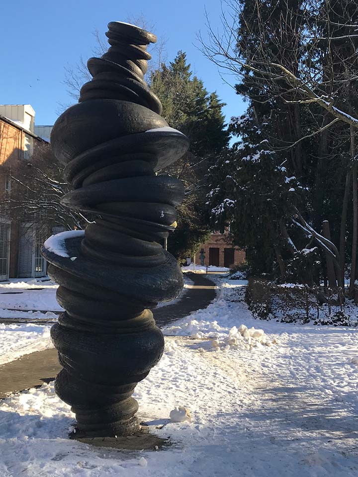 Winterimpression der Skulpturensammlung Viersen - Anthony Cragg, im Hintergrund das Kreishaus