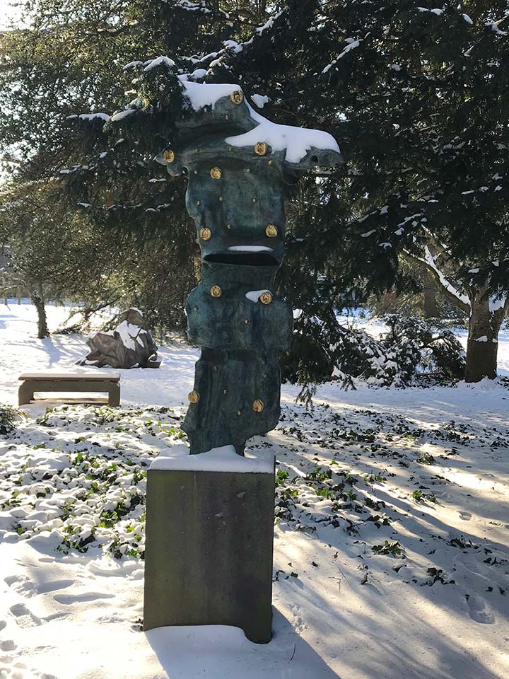 Winterimpression der Skulpturensammlung Viersen - Günter Haese, im Schatten der Platanen